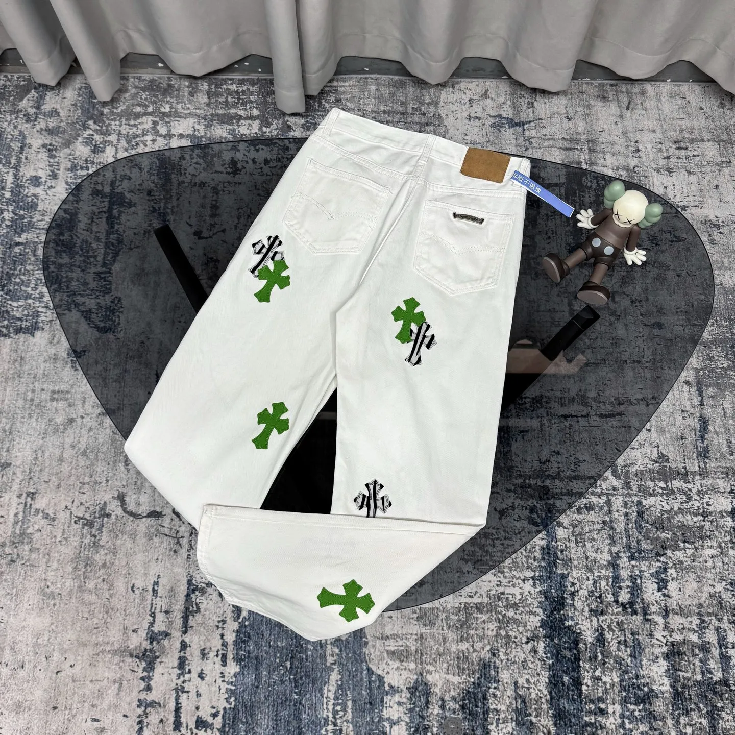 P250 Chrome Hearts CH Miami white and green limited edition cross patch leather jeans. Original purchased and printed. Really restores the ultimate texture of Vintage. Special Italian cowhide print and cut. Customized sheepskin three-layer thick line leather. The whole body is spliced in heavy water washing process. Craftsmen hand-splash ink. You can see the details. Three-dimensional cutting version. Loose and comfortable. Not picky on the figure. Makes you taller and slimmer. Factory Seiko. Original quality control. Same style for men and women. Can be matched with couples. Versatile recommendation. Necessary jeans for all seasons Color: white and green Size: S-XL (corresponding to 28-34)